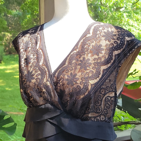 Adrianna Papell Dresses & Skirts - Adrianna Papell lace shift w/scalloped skirt